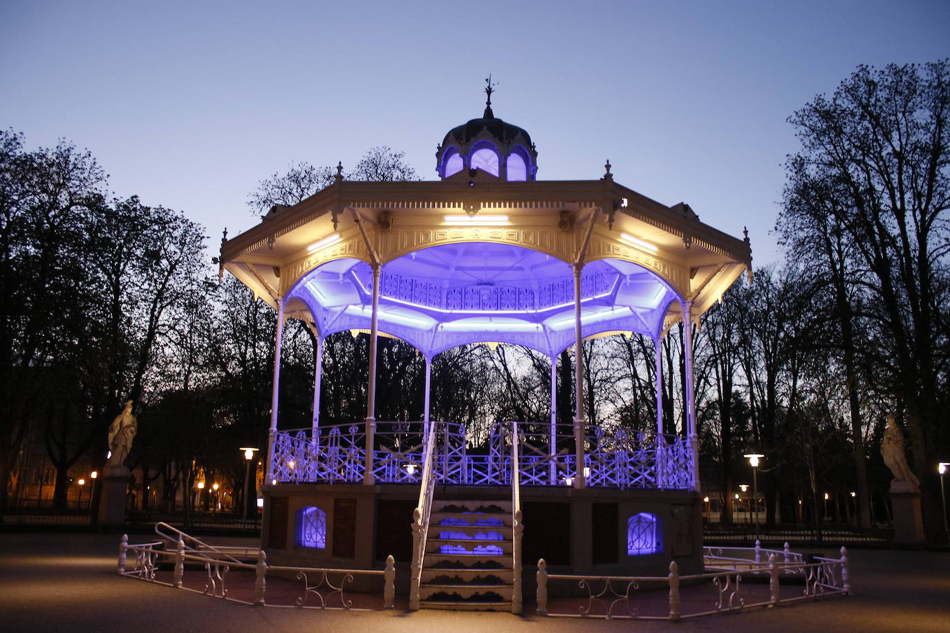 Fotos: El azul ilumina rincones emblemáticos de Vitoria para reconocer la labor de los sanitarios