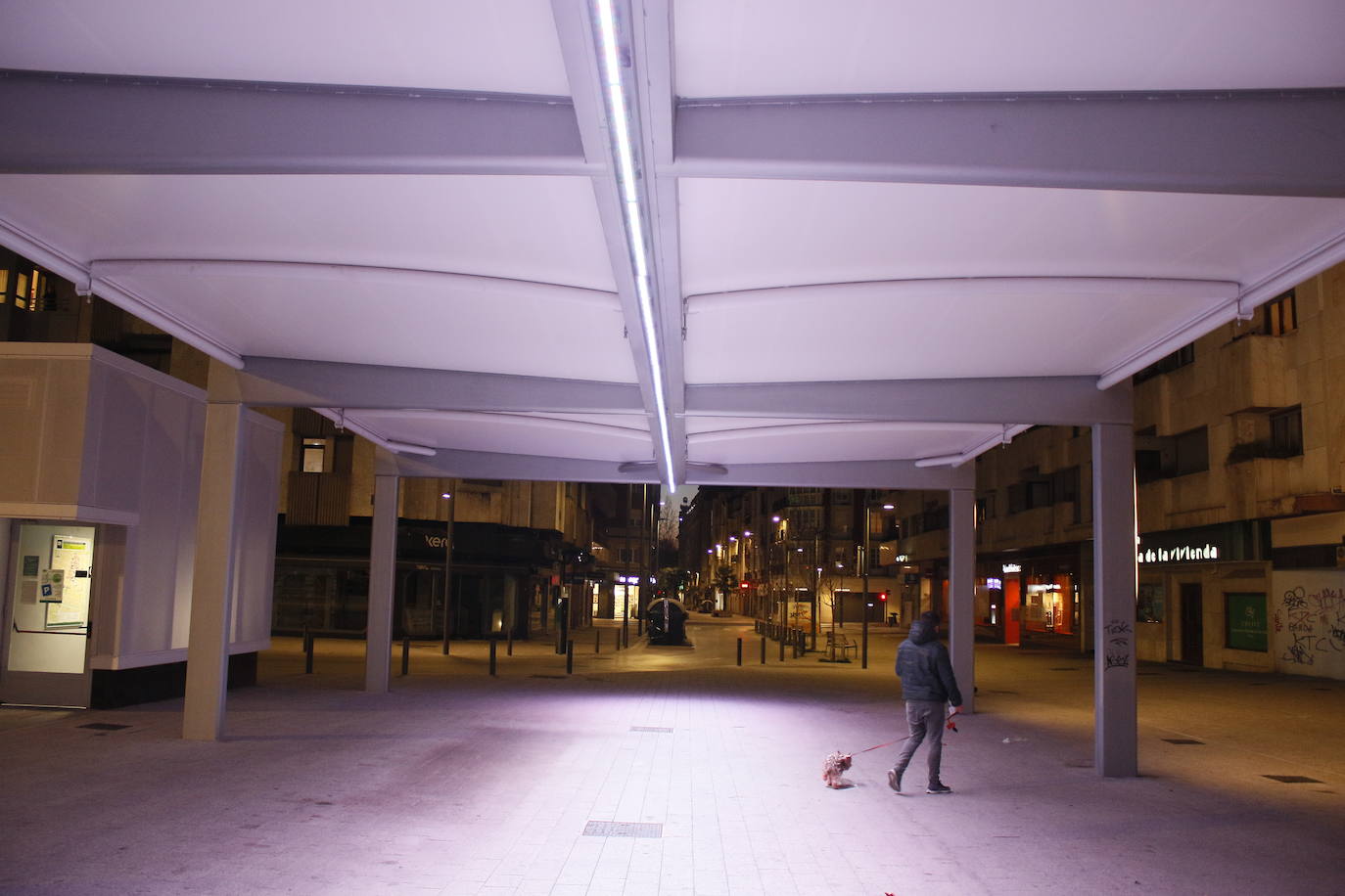 Fotos: El azul ilumina rincones emblemáticos de Vitoria para reconocer la labor de los sanitarios