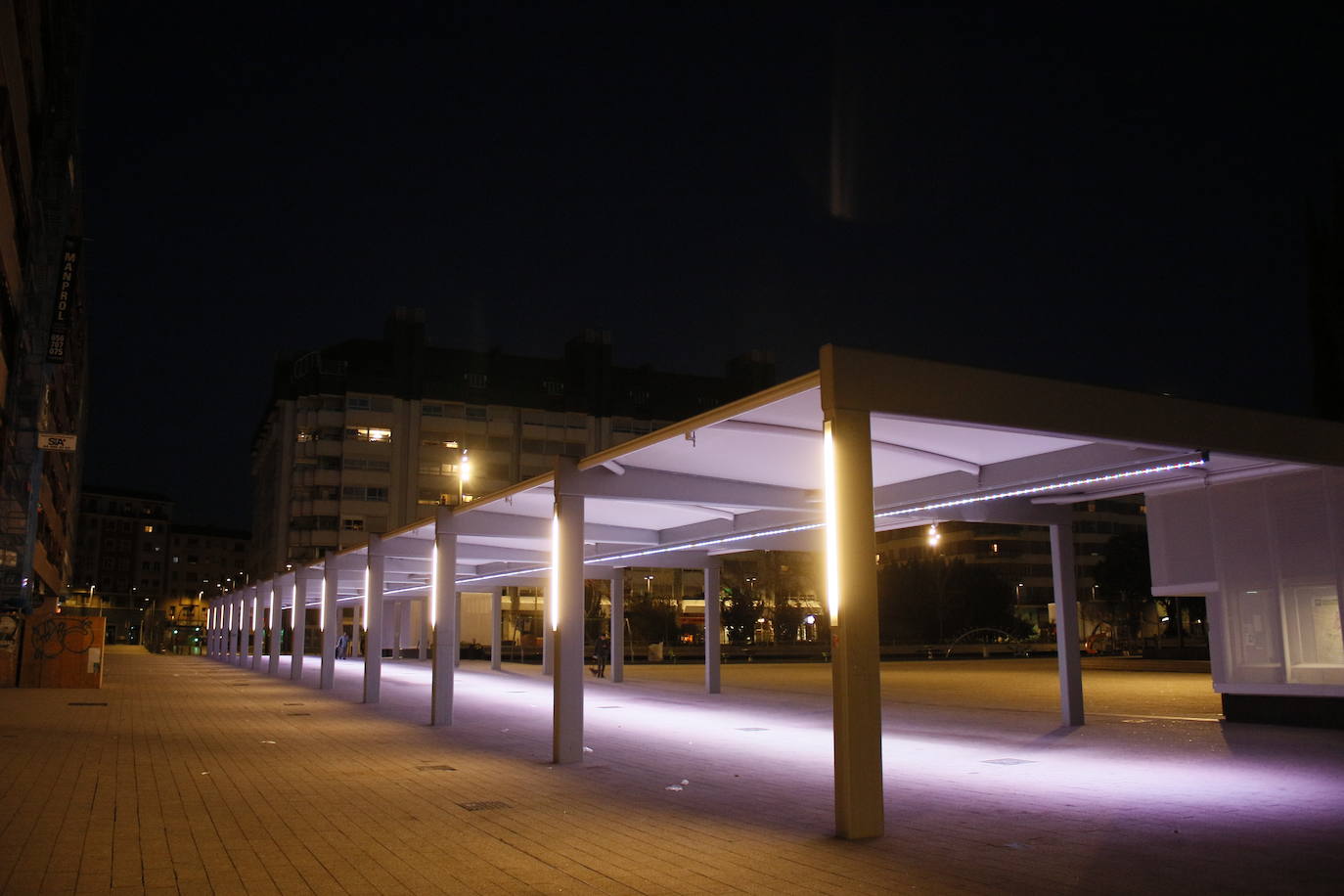 Fotos: El azul ilumina rincones emblemáticos de Vitoria para reconocer la labor de los sanitarios