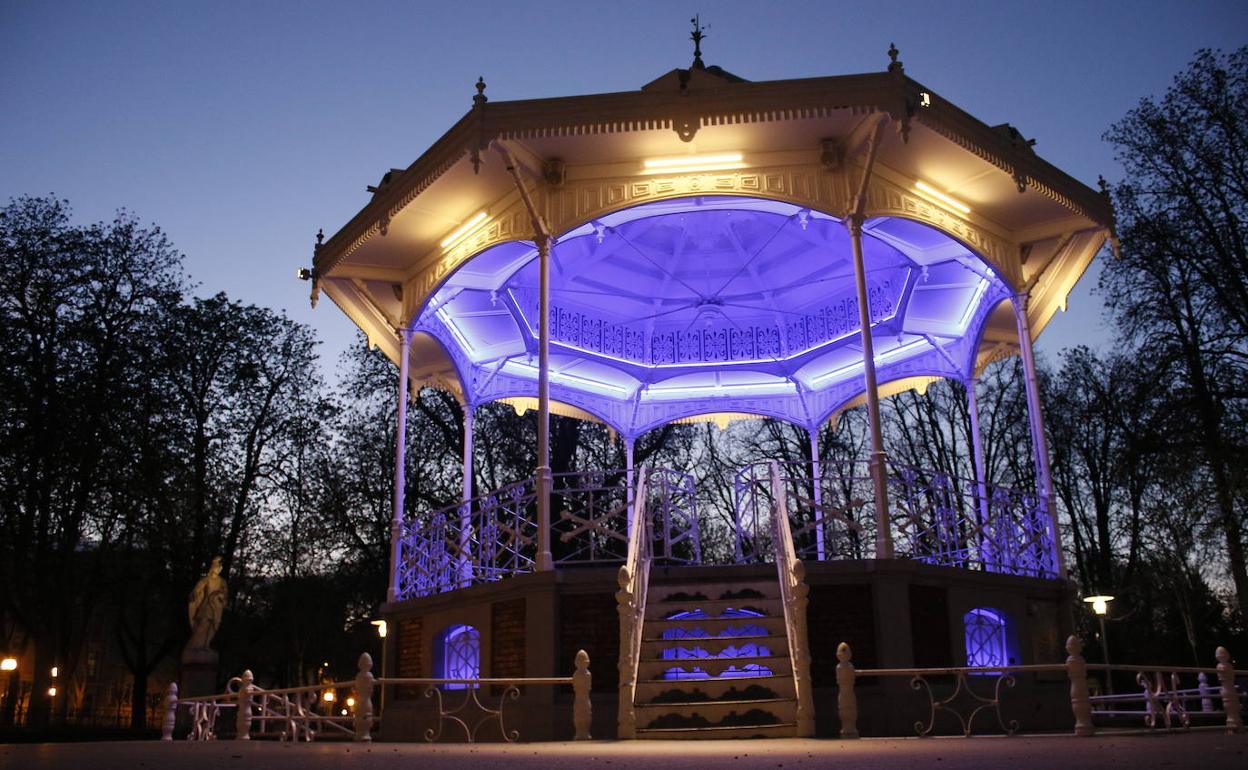 El kiosco de La Florida, iluminado con tonos azules. 