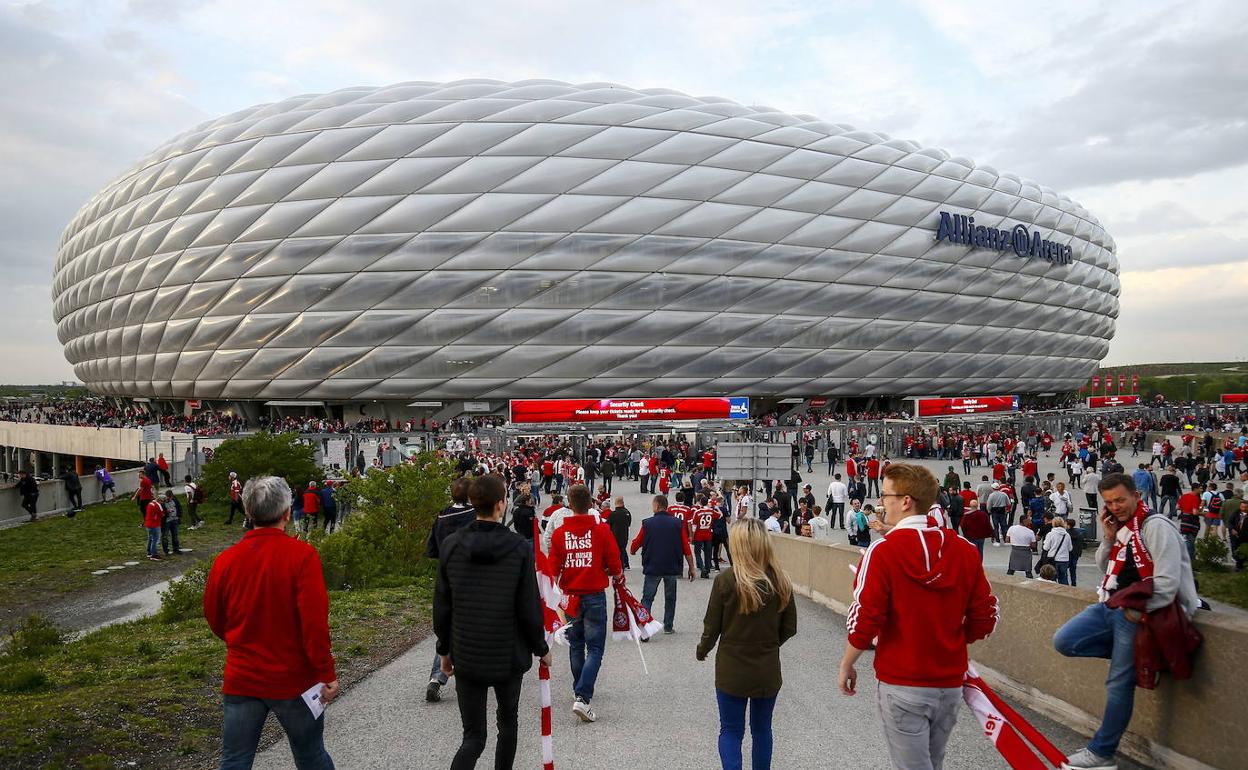 Aficionados del Bayern acuden a un partido en el Allianz Arena. 