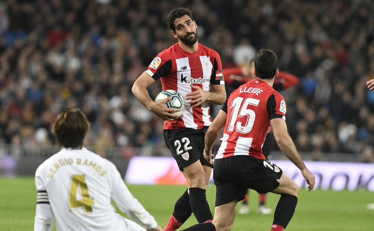 Raúl García, Lekue y Ramos, en el encuentro de la primera vuelta entre el Madrid y el Athletic; los rojiblancos aún deben recibir a los de Zidane.