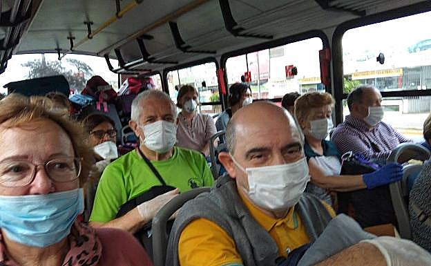 Los afectados en el autobús con mascarillas.