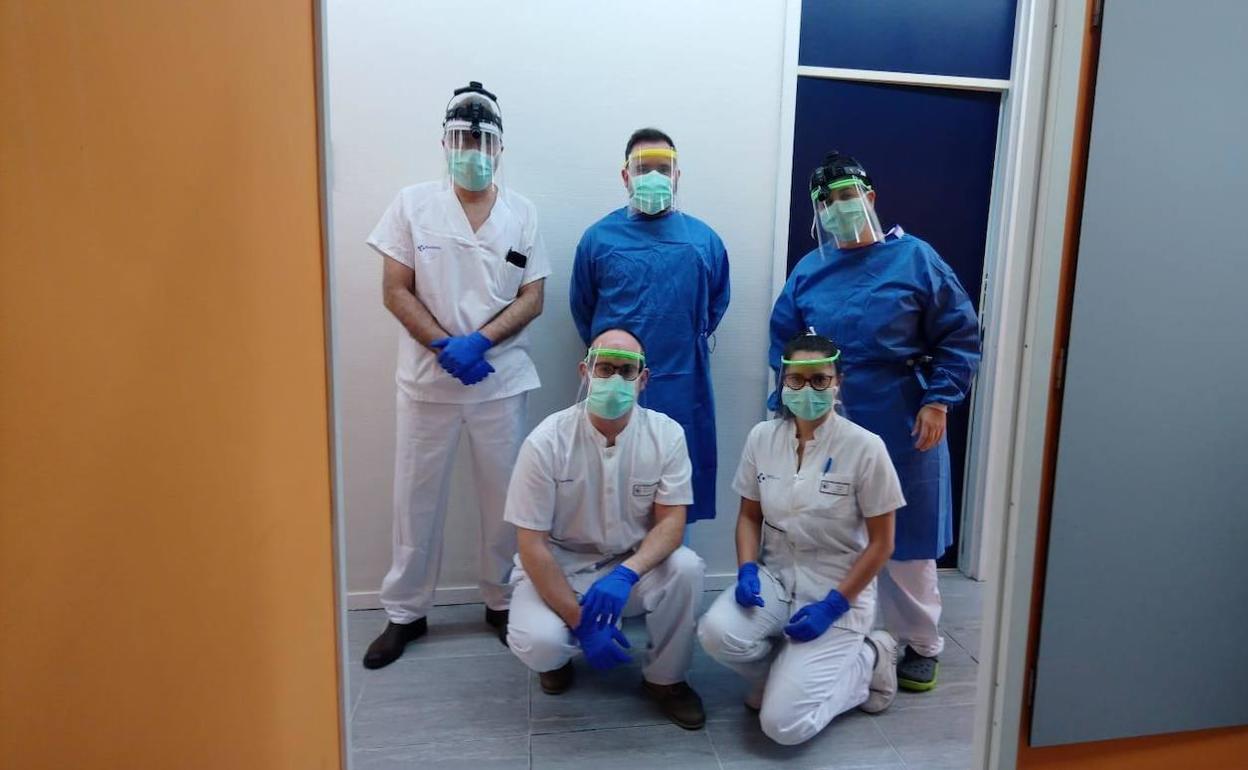 Un grupo de trabajadores sanitarios del hospital de Basurto con las viseras 'makers'. 