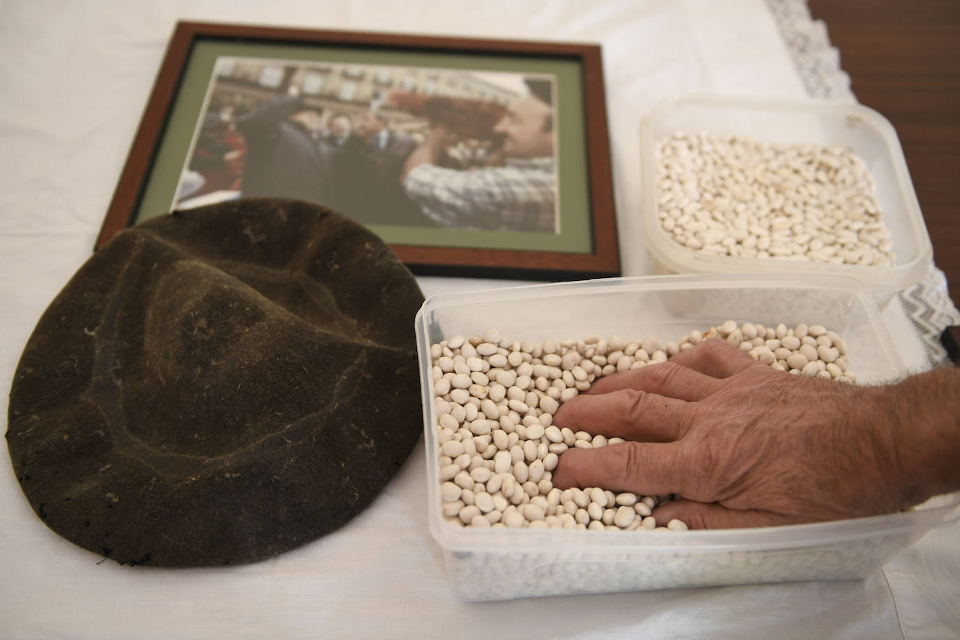 A Beñat y a Juanan no les queda otra que meter horas en la huerta para replantar, limpiar y preparar las bancadas. Tampoco es una novendad porque en el campo la producción no entiende de vacaciones u horas libres. 