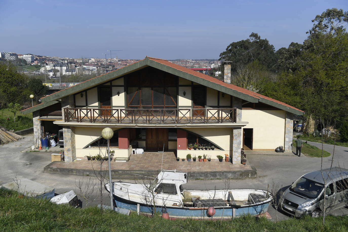 La figura del baserri Yauri se recorta imponente con Getxo como telón de fondo.