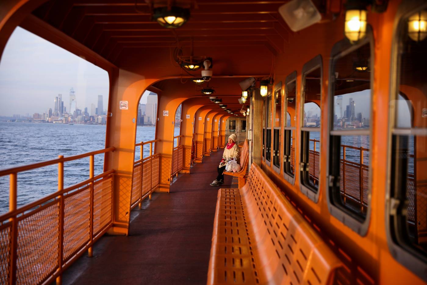 Un viajero disfruta de la puesta de sol solo en la cubierta superior de un ferry de Staten Island durante el brote de la enfermedad por coronavirus (COVID-19) en Manhattan, Nueva York, EE. UU.