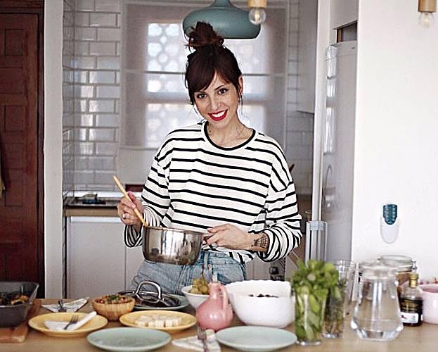 Una mujer cocina en casa.