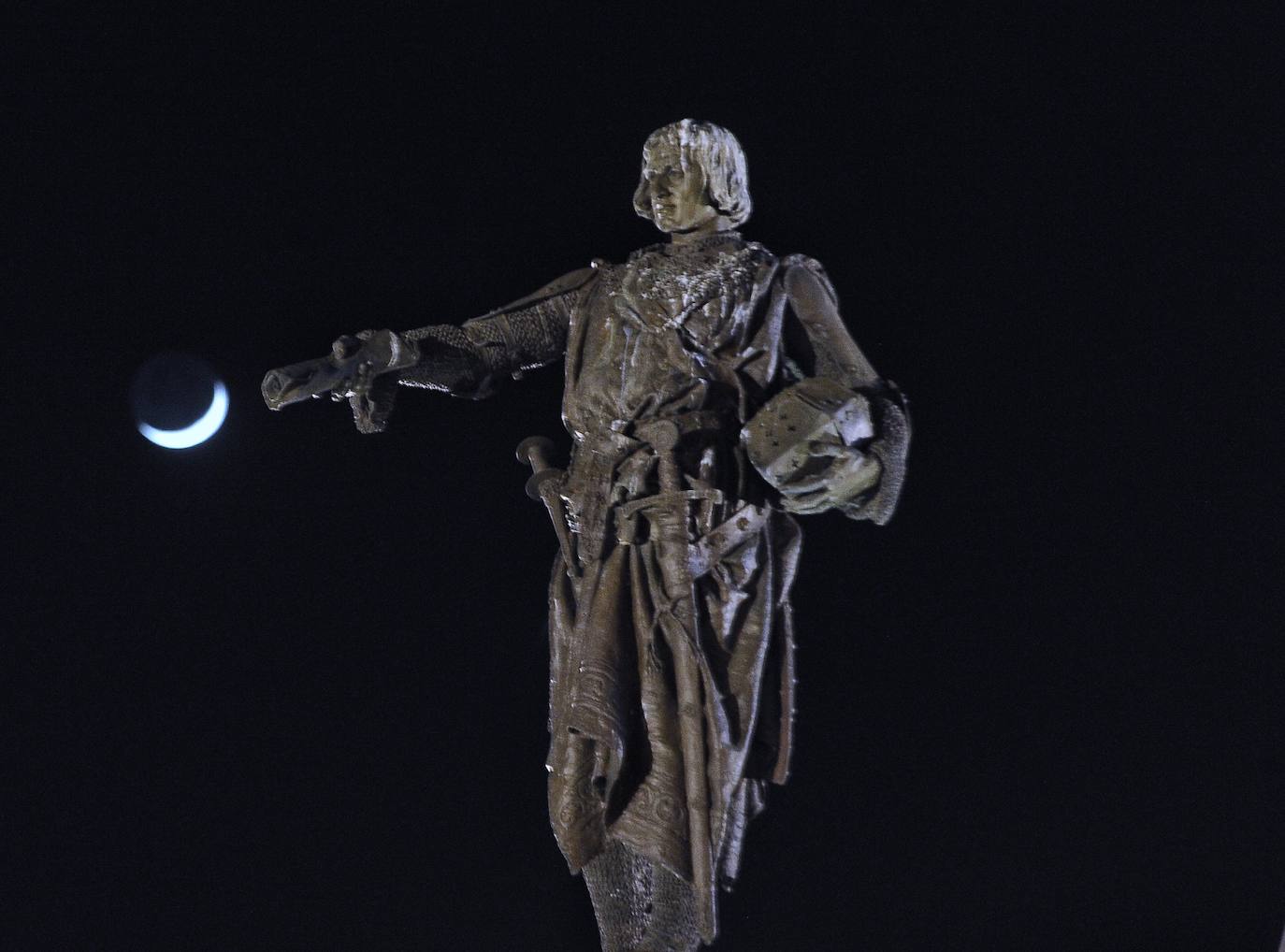 Don Diego y la luna, solos en la noche bilbaína.