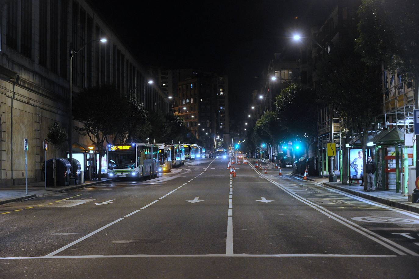 Autobuses en una solitaria calle Hurtado Amezaga.