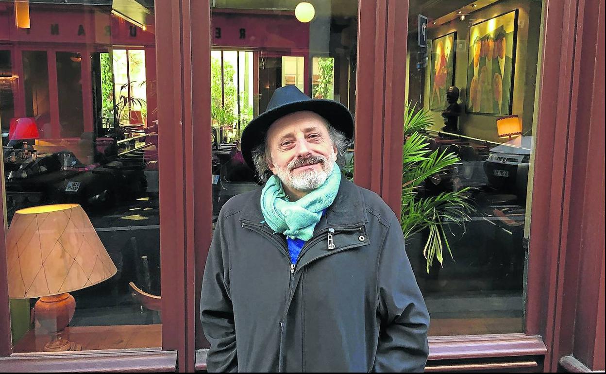 En París. El escritor navarro Francisco Javier Irazoki. 