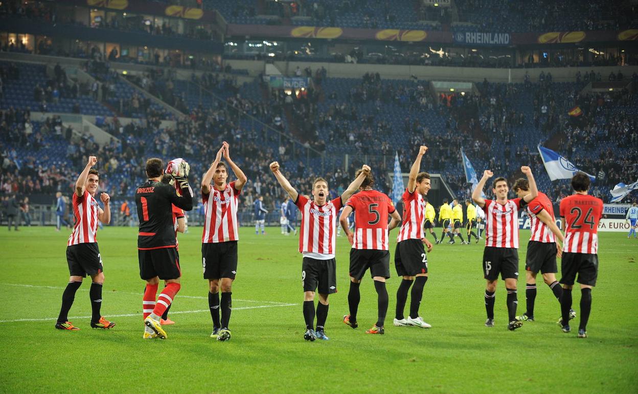 Jugadores del Athletic celebran el triunfo en el Veltins Arena. 