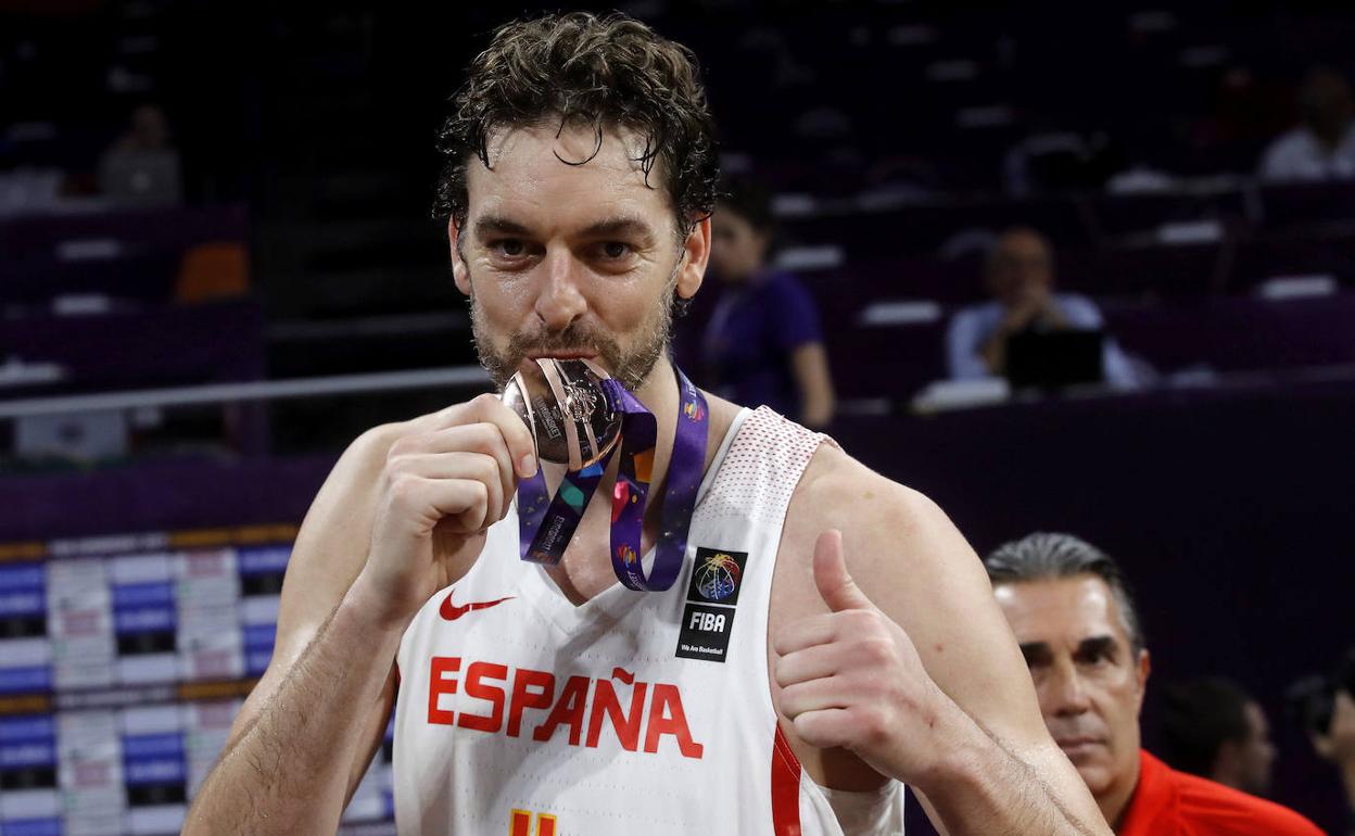 Pau Gasol bere domina musukatzen.