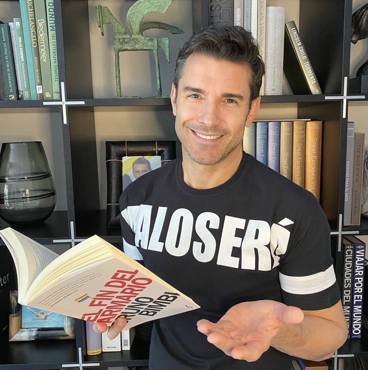 El presentador de televisión Jesús Vázquez, gallego de 54 años, se mostró así de guapo y felíz en plena lectura en un día de cuarentena. Lució una camiseta negra con un estilo deportivo y letras blancas en el pecho.