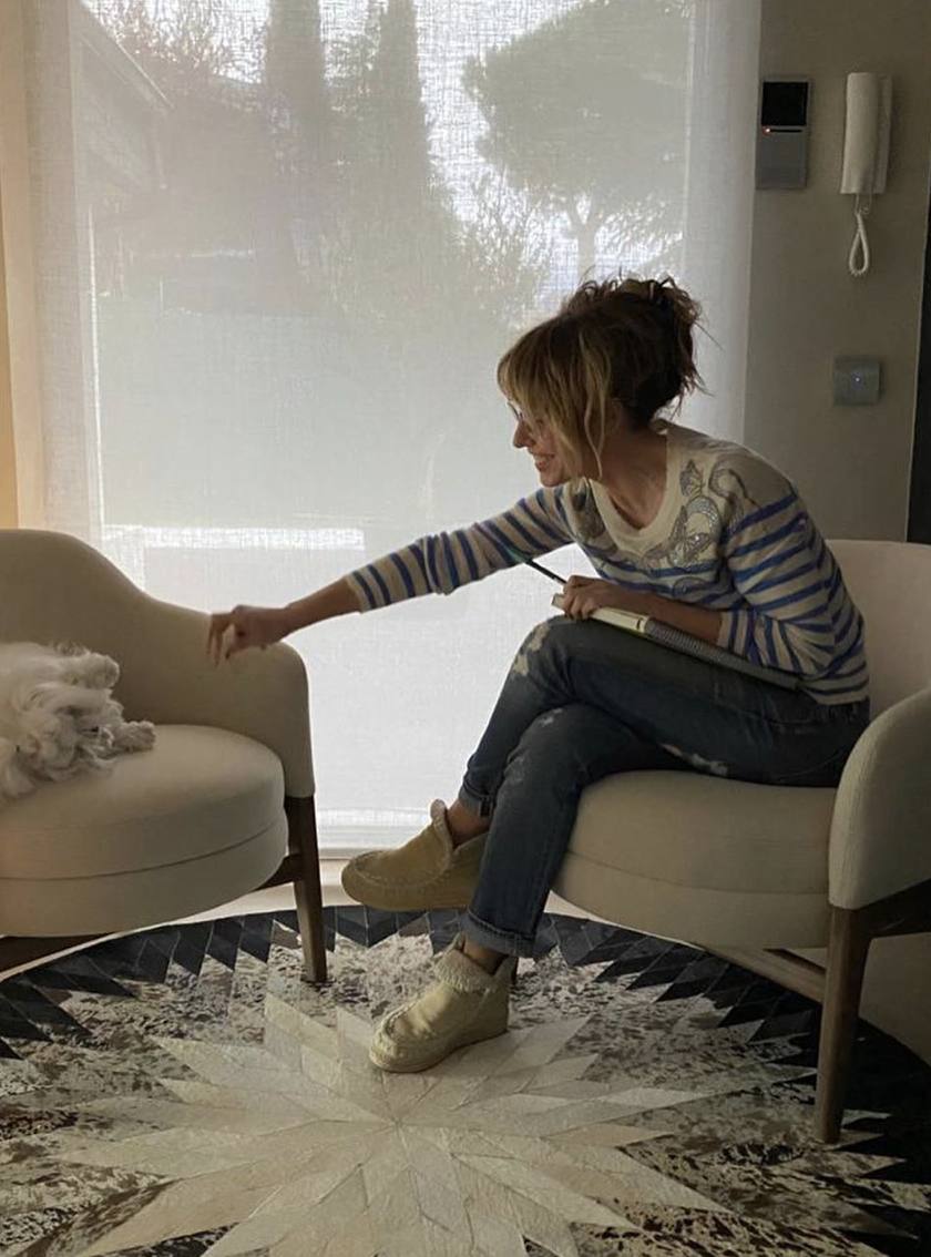 La presentadora de televisión vasca Emma García, de 46 años, demostró que, a pesar de que estemos en casa, hay que vestirse con gusto. De hecho, García no ha parado de ponerse vaqueros. Los combina con una camiseta gris, con un jersey beige o con uno a rayas blancas y azules.