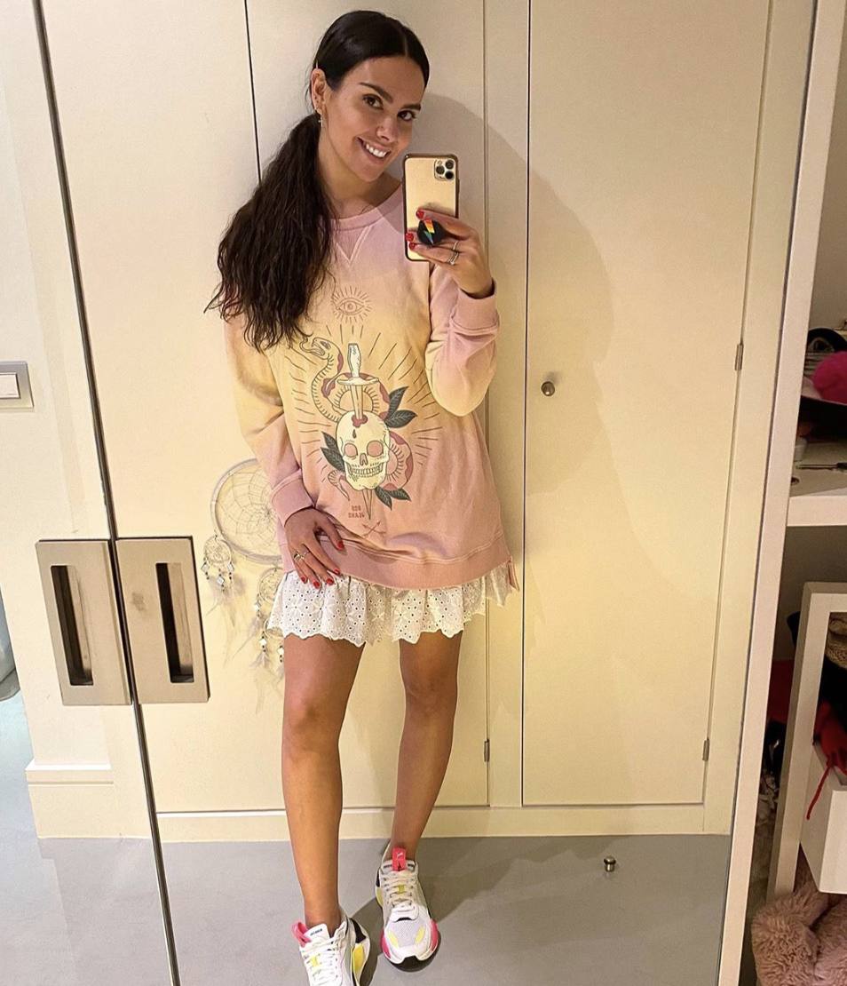 La presentadora de televisión madrileña, Cristina Pedroche, de 30 años, sorprendió a sus seguidores con un look perfecto para salir a la calle, pero que no nos engañe, sigue confinada en casa con su marido, Daviz Muñoz. “Hoy me apetecía ponerme un vestido y salir del chándal y de los leggings”, escribió en Instagram. Combinó ese vestido blanco con una sudadera en tonos amarillos y rosas empolvados. Además, en los pies se calzó unas deportivas blancas con unos colores flúor. 