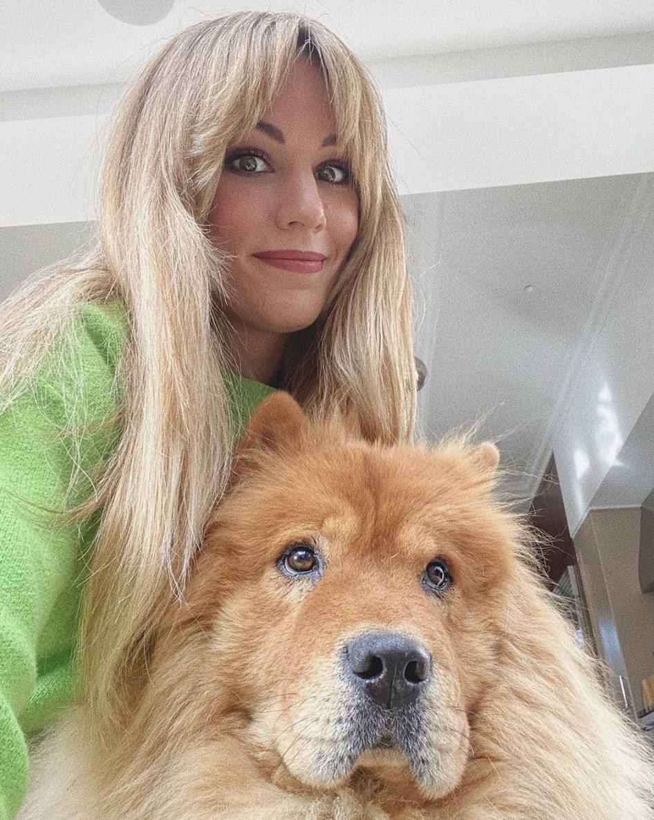 La cantante Edurne García, madrileña de 34 años, subió a las redes sociales esta imagen tan bonita con su perro Matxo. En la instantánea García muestra un jersey verde pistacho. Un color muy veraniego.