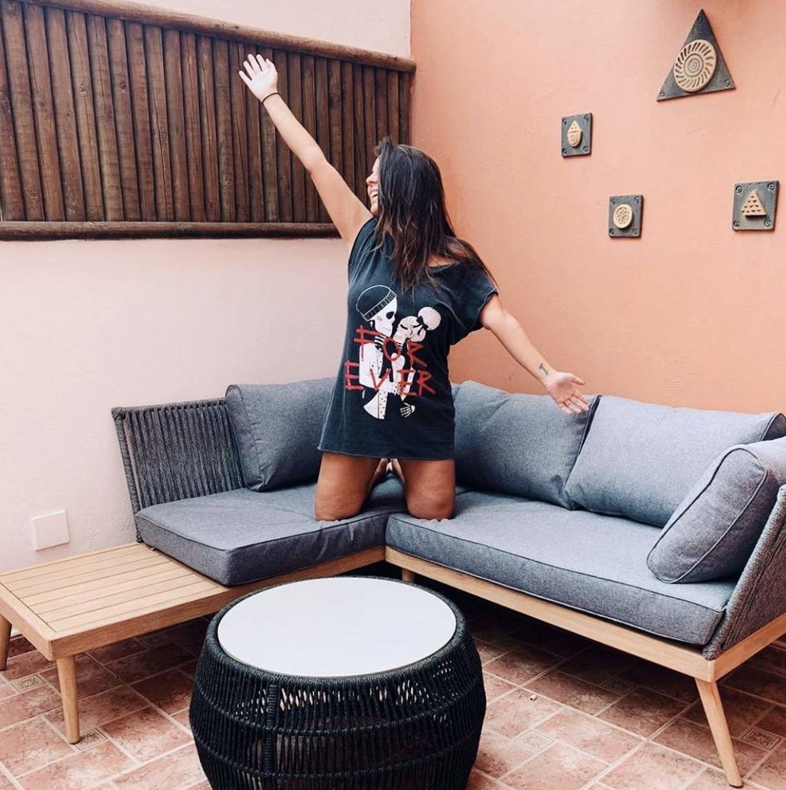 Anabel Pantoja, de 33 años, también subió a las redes sociales una imagen suya en uno de los rincones preferidos de su vivienda. Y lo hizo vestida con una camiseta larga negra ¿Para qué más? 