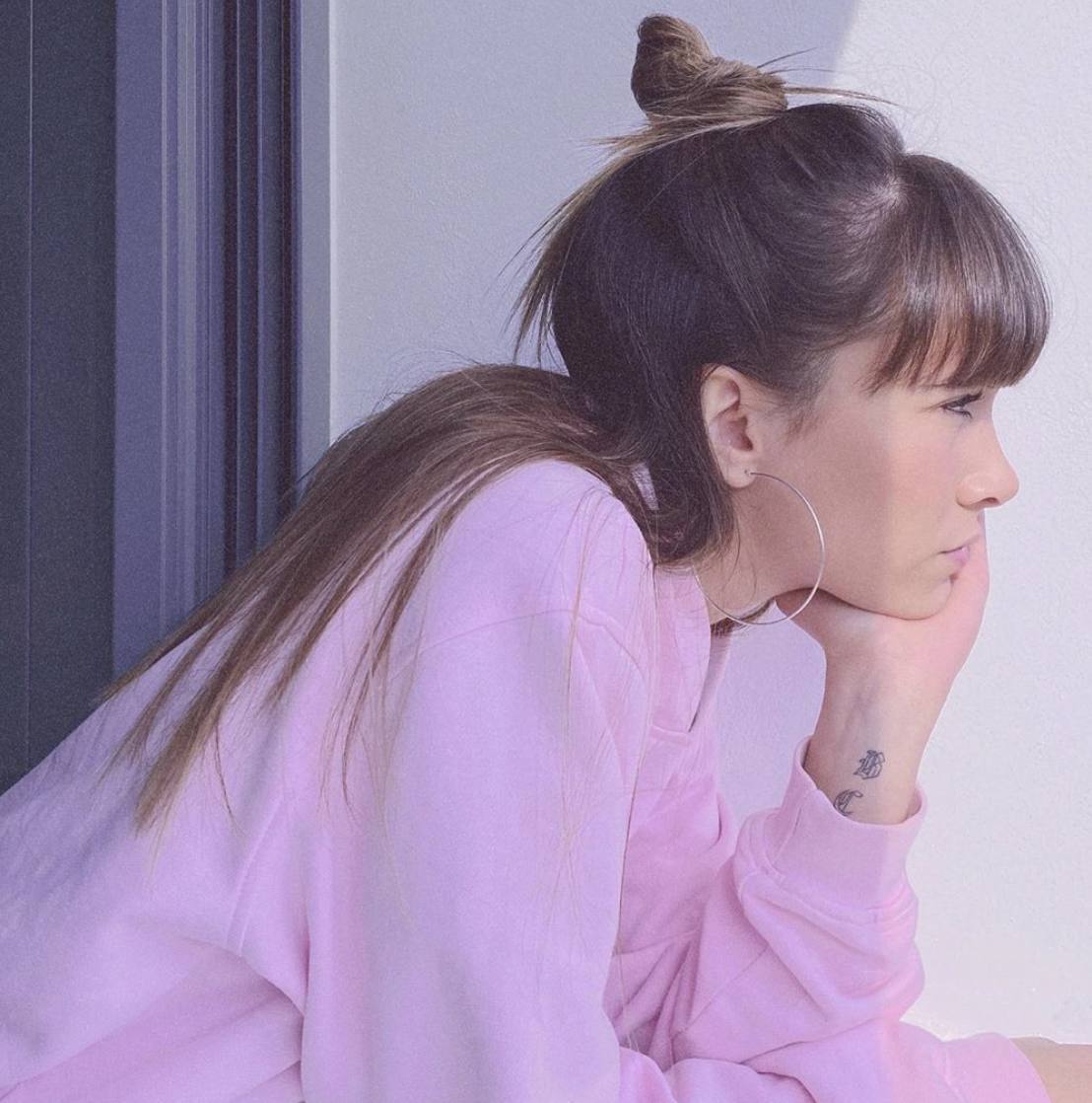 La cantante Aitana Ocaña, barcelonesa de 20 años, posa muy natural con una sudadera rosa, unos aros 'XXL' y un semirecogido.