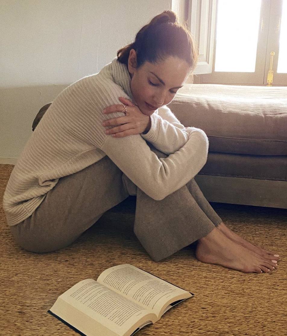 Lo de la 'top' madrileña Eugenia Silva, de 44 años, sí que es elegancia para confinarse entre cuatro paredes. Su look está compuesto por un jersey beige de cuello vuelto y un pantalón de canalé marrón topo. En cuanto a su peinado, Silva optó por una coleta alta. En esta publicación la modelo confesó que uno de sus mayores placeres en casa es “estar descalza”.