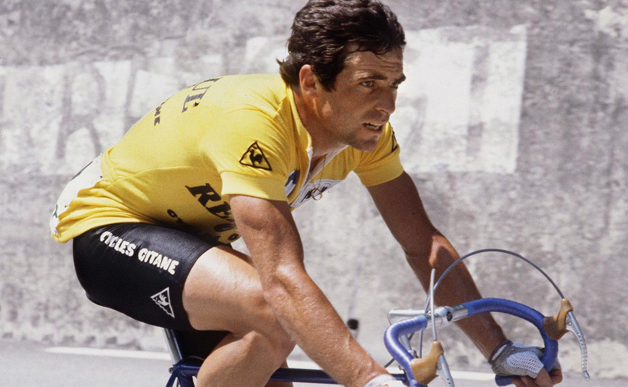 Barnard Hinault, vestido de amarillo durante el Tour de 1982. 