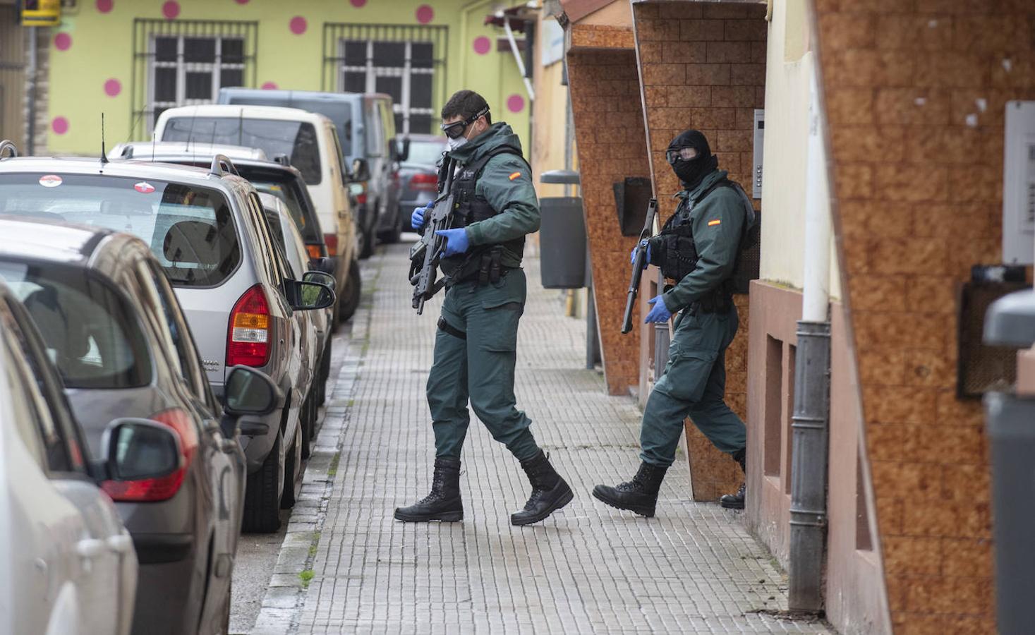 Un total de siete dotaciones -cinco patrullas de la Unidad de Seguridad Ciudadana Comandancia (Usecic), una del acuartelamiento santoñés y un furgón negro- formaron parte del operativo.