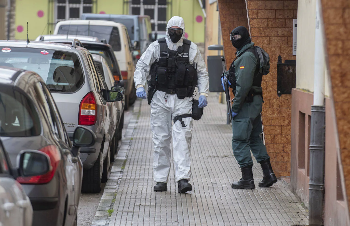 Un total de siete dotaciones -cinco patrullas de la Unidad de Seguridad Ciudadana Comandancia (Usecic), una del acuartelamiento santoñés y un furgón negro- formaron parte del operativo.