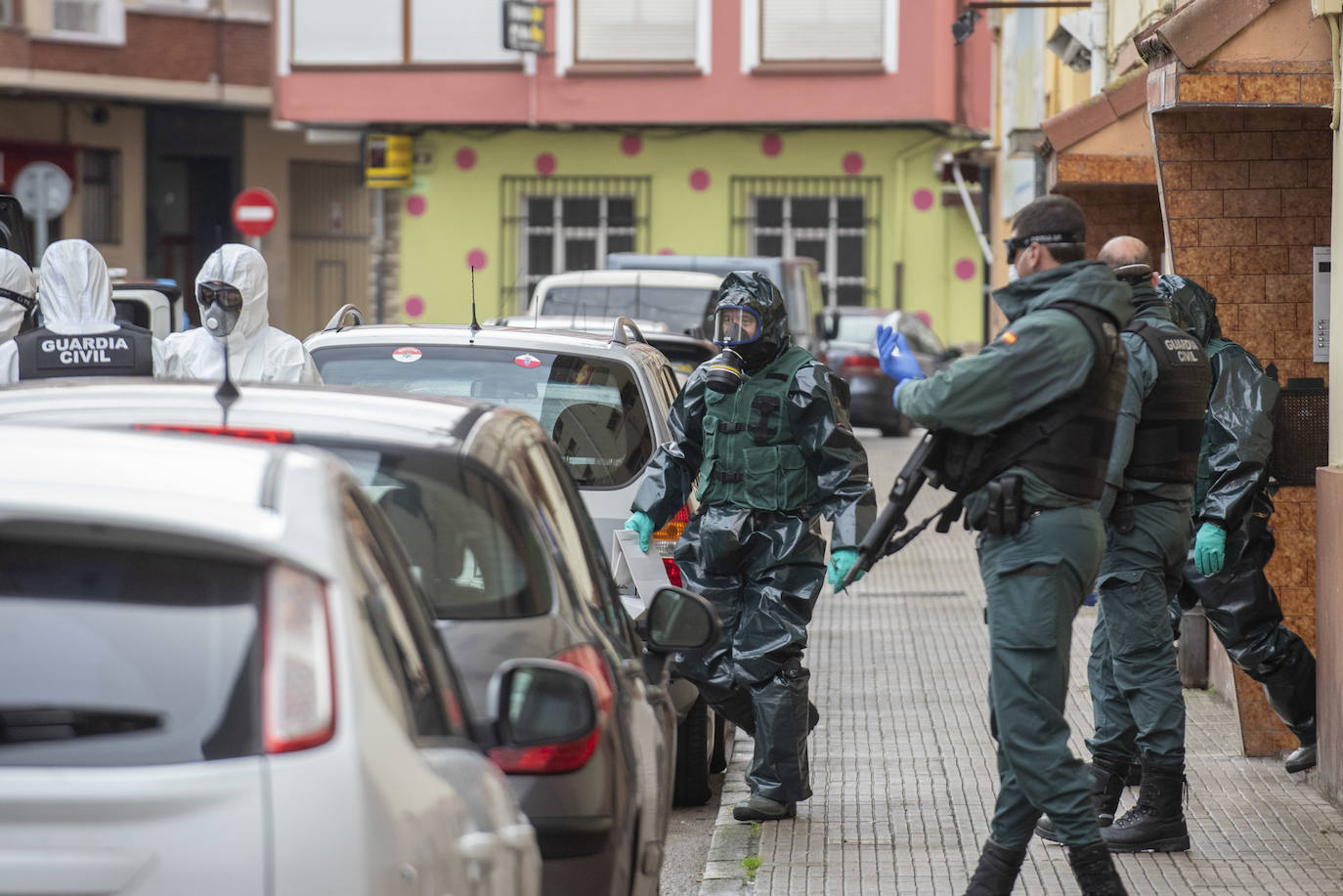 Un total de siete dotaciones -cinco patrullas de la Unidad de Seguridad Ciudadana Comandancia (Usecic), una del acuartelamiento santoñés y un furgón negro- formaron parte del operativo.