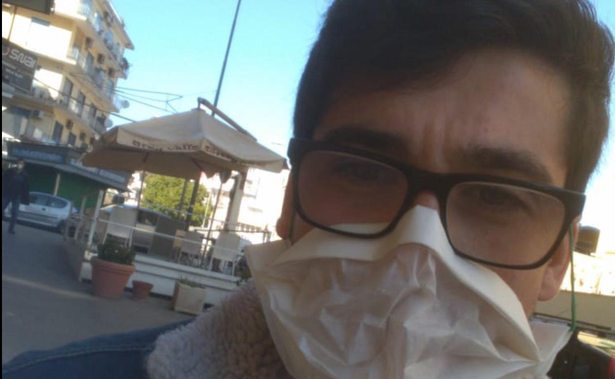 Enzo Di Paola, con una mascarilla casera «porque aquí están agotadas». 