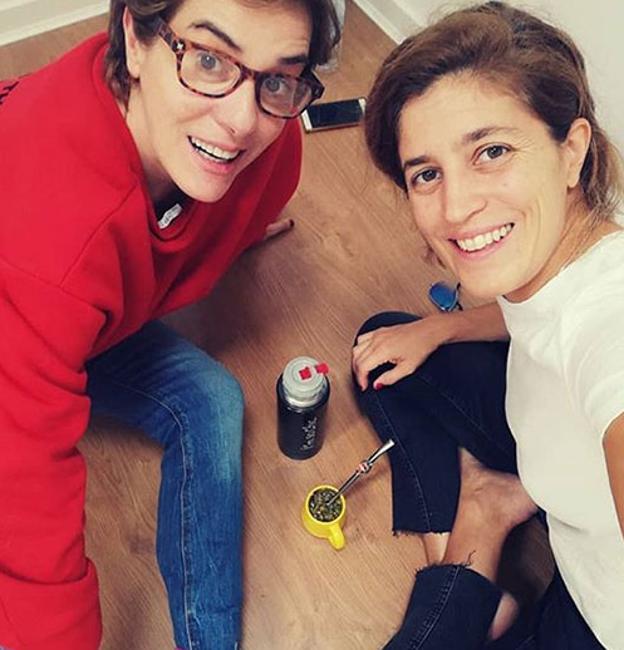 Anabel Alonso posa en casa con su pareja, Heidi Steinhardt. 