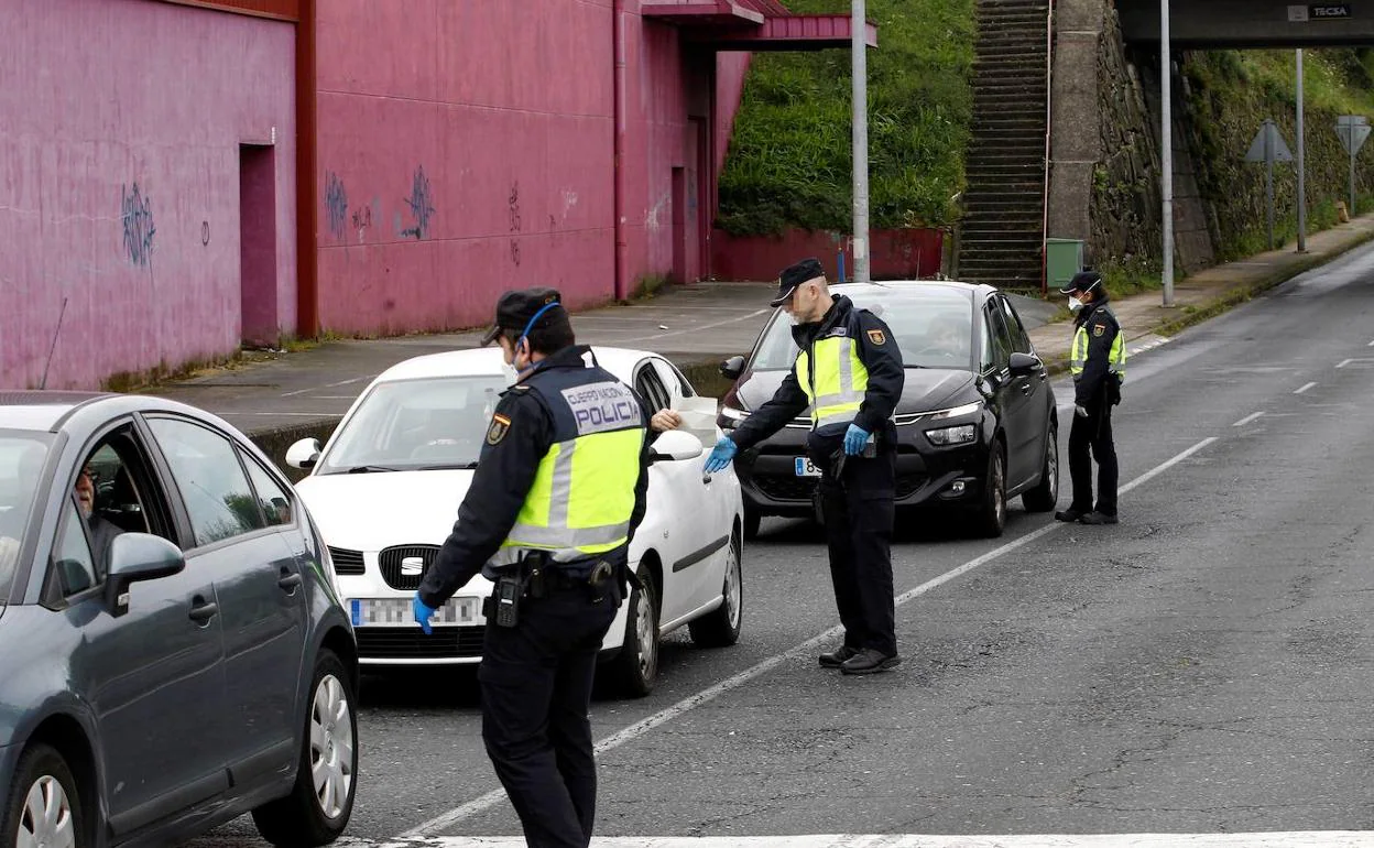 Policías nacionales en un control, en Ferrol.