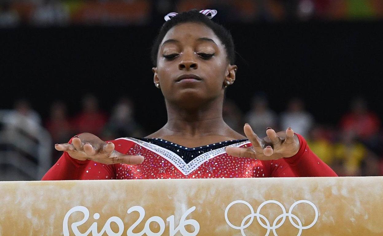 Simone Biles en plena competición en los pasados Juegos de Río de Janeiro. 
