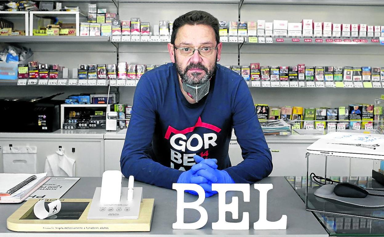 Iñaki García regenta la única «fábrica de humo» abierta en una zona en la que viven 8.000 personas.