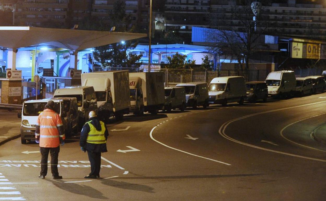 Las colas para entrar en Mercabilbao son largas, pero van rápido.