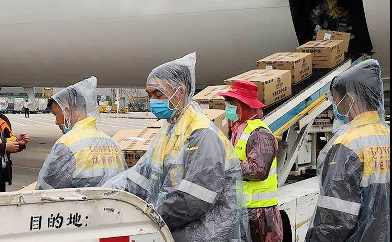 Un avión con material sanitario para EE UU es cargado en un aeropuerto chino.