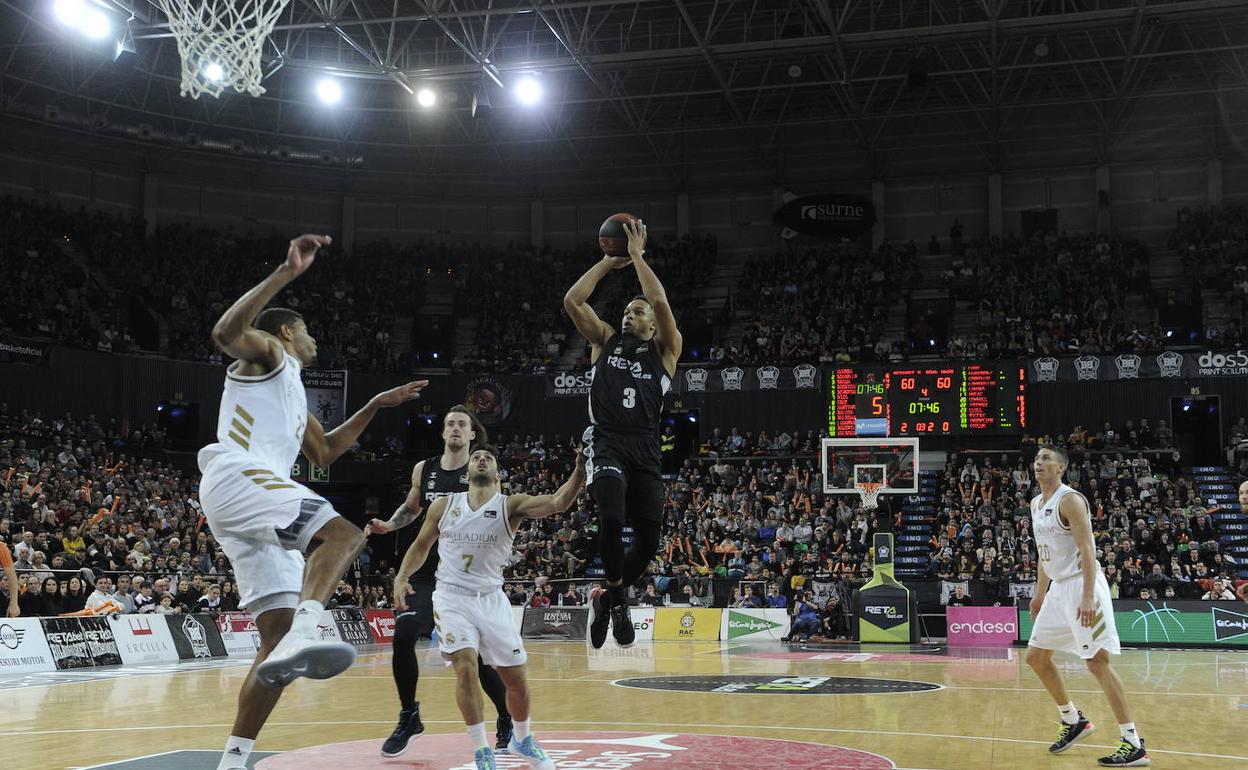 Jaylon Brown busca el aro del Real Madrid en Miribilla, donde ganaron los hombres de negro. 