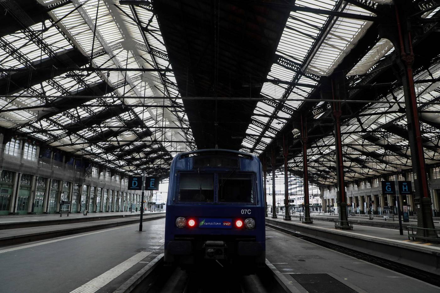 Un tren de cercanías sale de la estación de tren Gare de Lyon en París