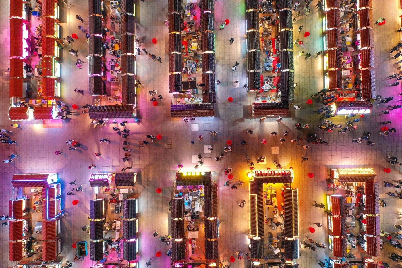 Fotografía aérea muestra a personas que visitan un mercado nocturno en Shenyang, en la provincia de Liaoning, en el noreste de China