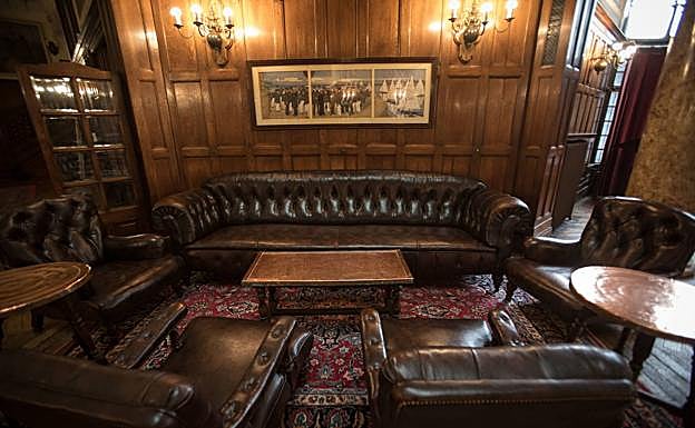 Imagen principal - La sede de la Sociedad Bilbaína y su presidente, Antón Pérez Iriondo.