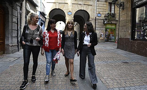 A la derecha, Eider Txarroalde, presidenta de la Asociación de Comerciantes del Casco Viejo, junto a otras miembros de la directiva.