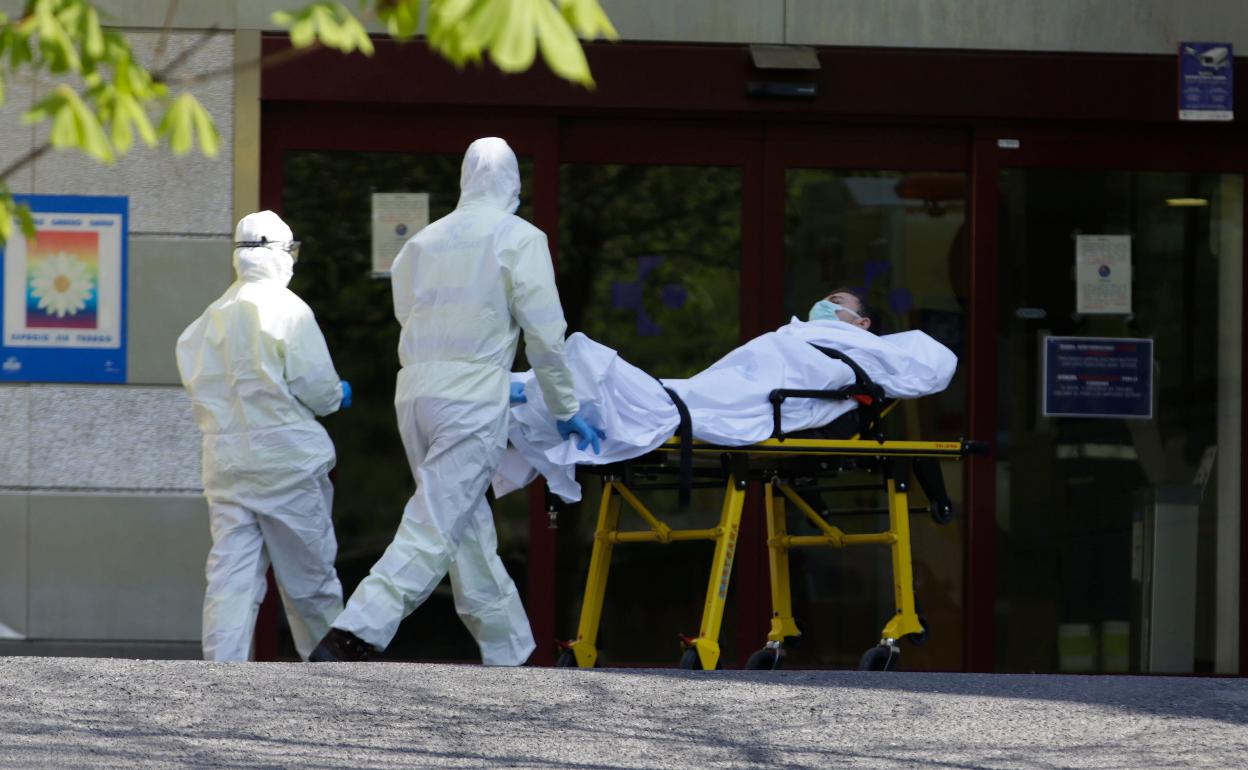 Sanitarios de Osakidetza trasladnn a un enfermo al hospital de Basurto. 