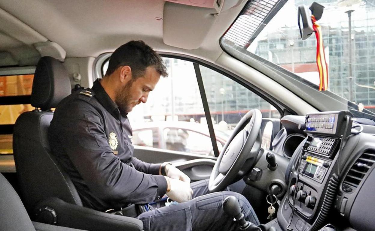 Craviotto, en el coche de la Policía Nacional de Gijón