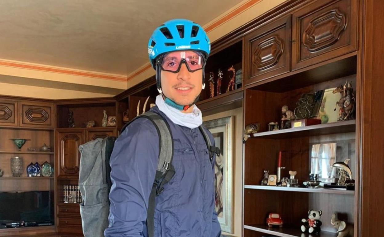 Davide Martinelli, preparado para otra jornada de reparto de medicinas. 