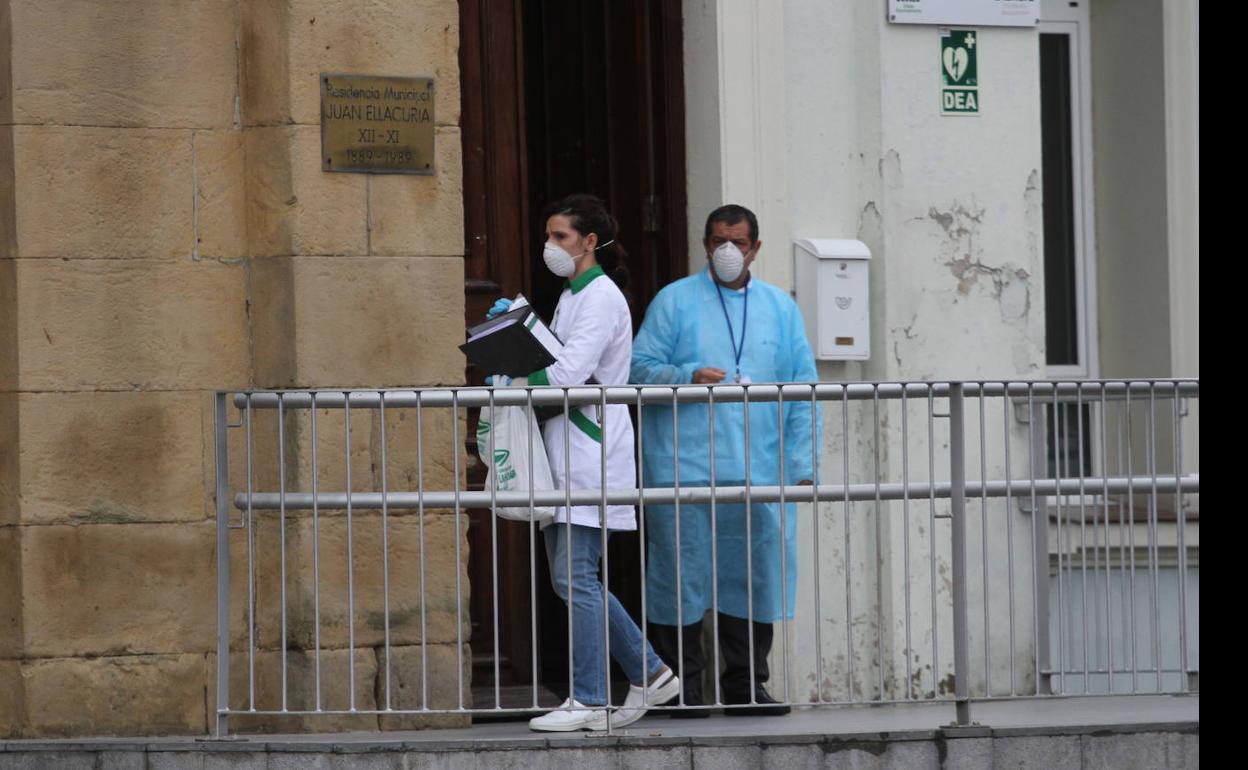 Una doctora abandona la residencia de Sestao tras estar con varios pacientes. 