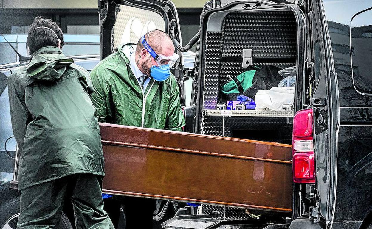 Servicios funerarios en la residencia Zadorra de Abetxuko, que acoge a pacientses derivados de Txagorritxu.