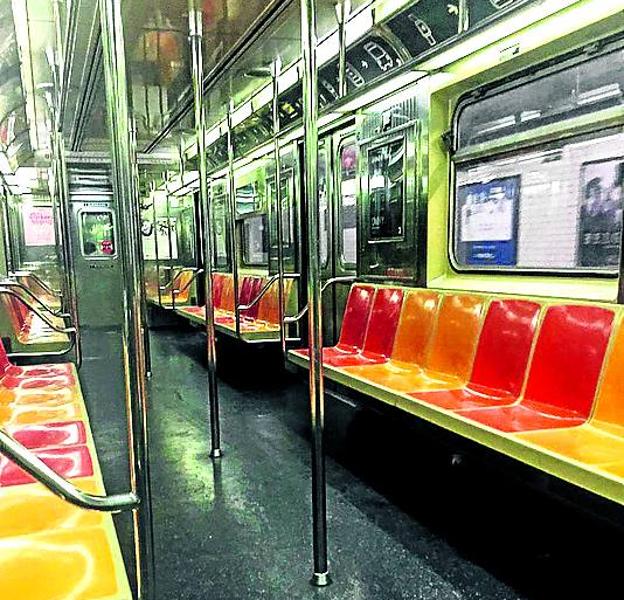 Extraño. «Ir un martes por la tarde solo en tu vagón del metro de Nueva York sirve para constatar que la realidad supera la ficción», cuenta David.