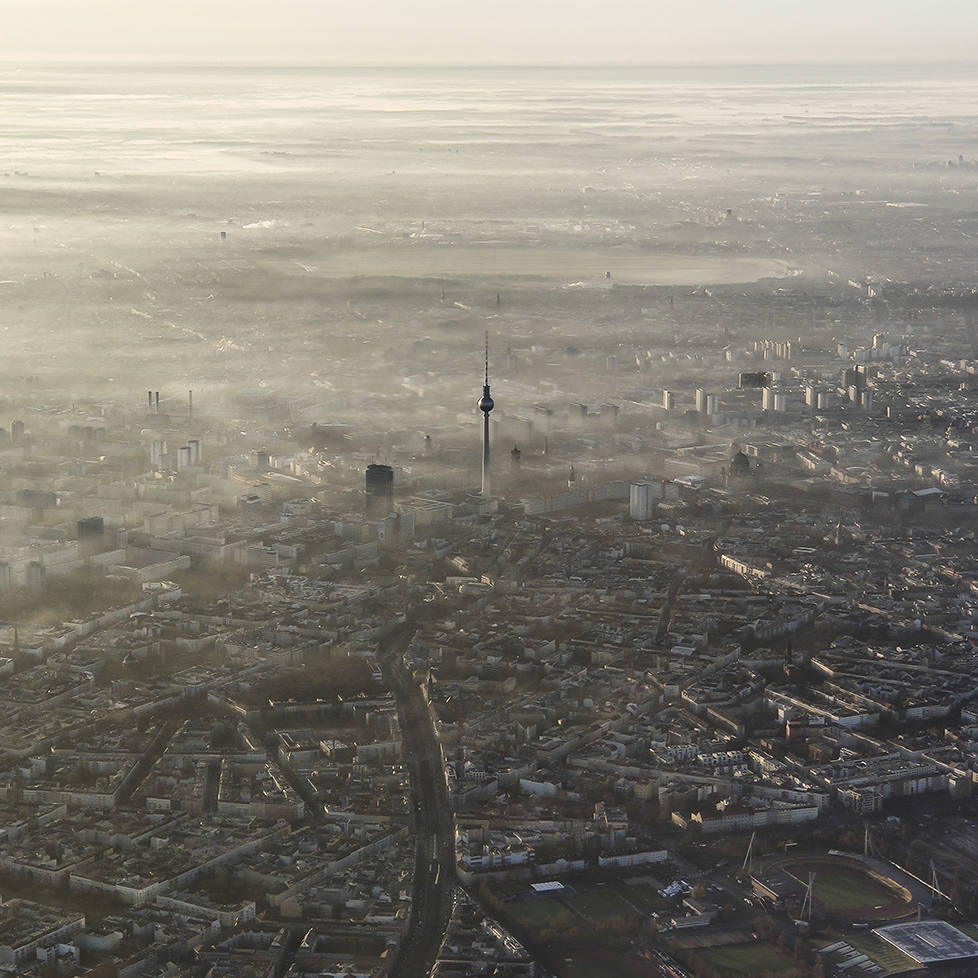 La niebla de la mañana cubre el centro de la capital alemana. Con una superficie de 892 km2, alberga a una población de 3,5 millones de personas y es la cuarta aglomeración urbana de la UE.