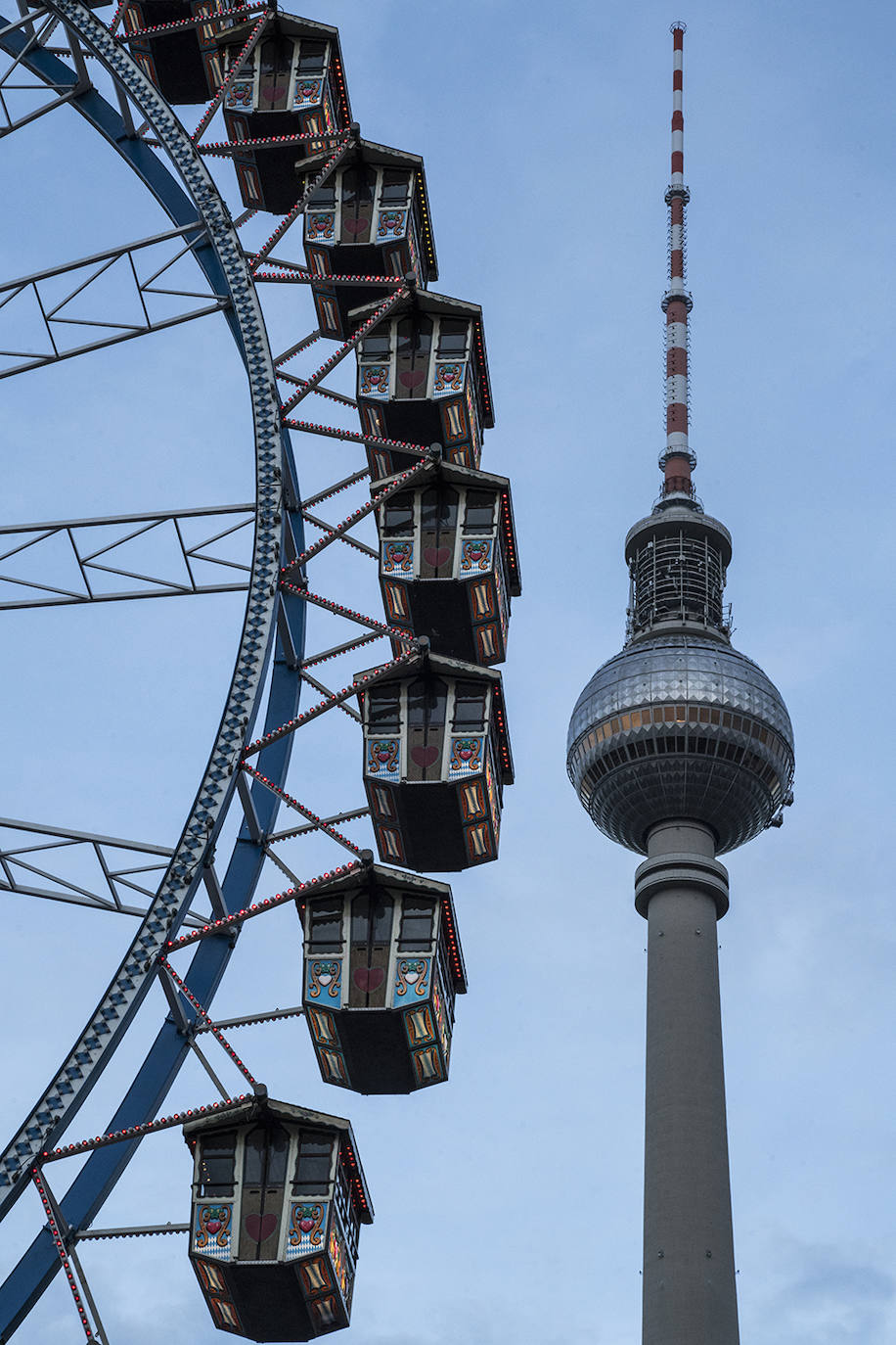 La torre de televisión Fernsehturm es el edificio más alto de Alemania y su silueta es visible desde cualquier punto de la ciudad. En la imagen, junto a la noria que se levanta frente al parque Marx-Engels.