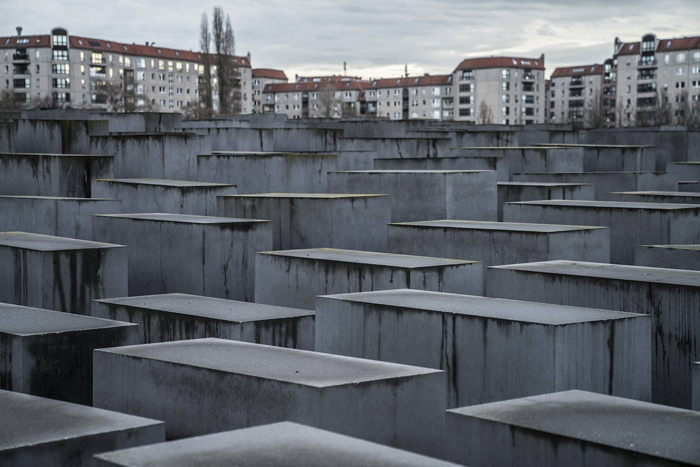 El Monumento al Holocausto, sobrecogedor en su austeridad. Su proximidad a la puerta de Brandemburgo y a la Embajada norteamericana lo convierten en una visita obligada. 2.700 bloques de hormigón rinde homenaje a los más de 6 millones de judíos que perdieron la vida en los campos de exterminio.