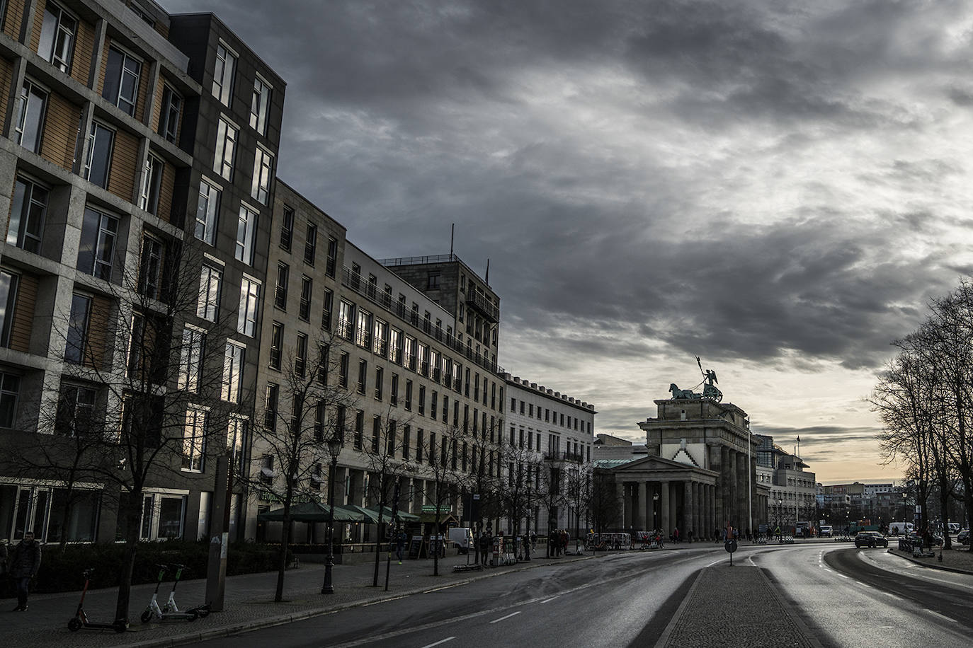 La puerta de Brandemburgo es la tarjeta de presentación de Berlín. Pese a su aspecto no se trata de un arco de triunfo, sino de la puerta de entrada a lo que a finales del siglo XVIII se pretendía convertir en la nueva ciudad. En la imagen, vista del monumento desde la Ebertstrasse, la avenida que lo comunica con el Reichstag.